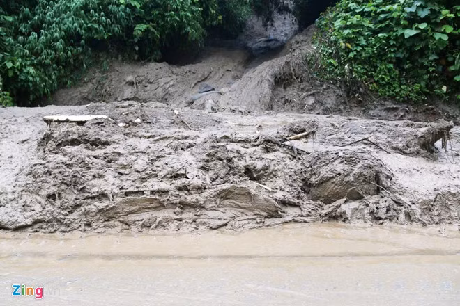 Khuya 18/9, ở huyện Tương Dương (Nghệ An) xảy ra mưa lớn kéo dài trong nhiều giờ. Nước đổ về liên tục gây ra trận lũ quét tại bản Pủng, xã Lưu Kiền.