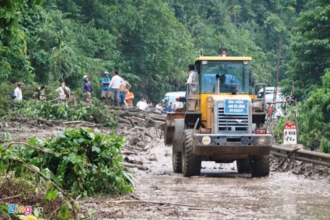 Quốc lộ 7 chạy qua địa bàn xã này bị đất đá, cây cối đổ ngổn ngang, tràn xuống lấp cả một đoạn đường dài gần 20 m. Các phương tiện giao thông qua đoạn đường này bị ách tắc kéo dài trong nhiều giờ.