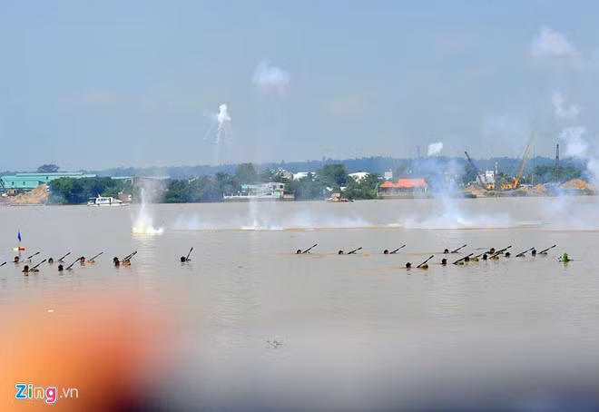 Theo tình huống giả định, cảnh sát cơ động Bộ Công an đóng chân trên địa bàn có mặt triển khai nhiệm vụ. Một lực lượng được giao nhiệm vụ trực chiến trên bộ, lực lượng còn lại ứng cứu, chiến đấu trên sông trong điều kiện khắc nghiệt của thời tiết. Trong ảnh: Các chiến sĩ cảnh sát thực hiện thao tác bơi có vũ trang. Lực lượng nổ súng, bắn các mục tiêu trên sông.