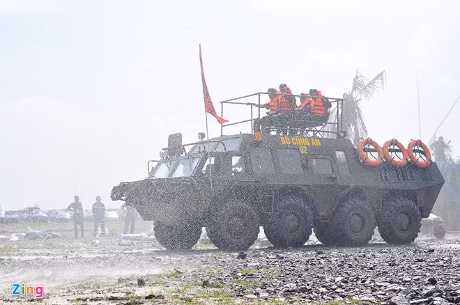 Trên bờ, các phương tiện chuyên dụng được điều động để phối hợp triển khai nhiệm vụ.