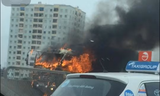 Sự việc xảy ra vào khoảng 11h10' trưa nay, đang lưu thông ở đường vành đai 3 trên cao theo hướng Pháp Vân - Mỹ Đình khi đi đến gần khu vực trường Đại học Thăng Long bất ngờ chiếc xe tải bốc cháy dữ dội phần đầu.