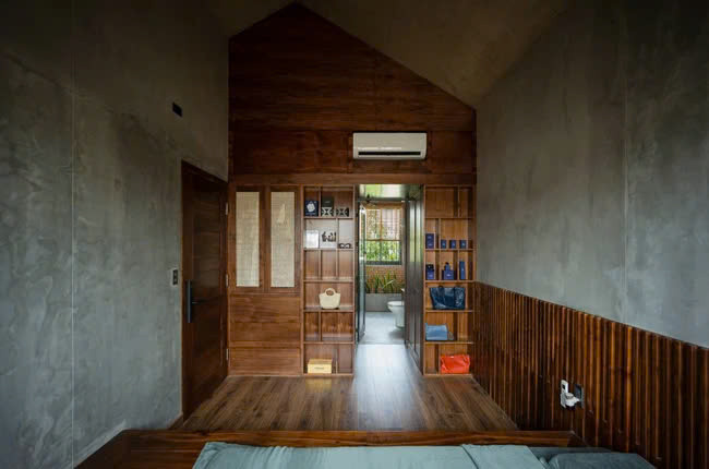 Kệ để đồ bằng gỗ hài hoà với tổng thể chung của ngôi nhà (nguồn: Archdaily, ảnh: Quang Trần)