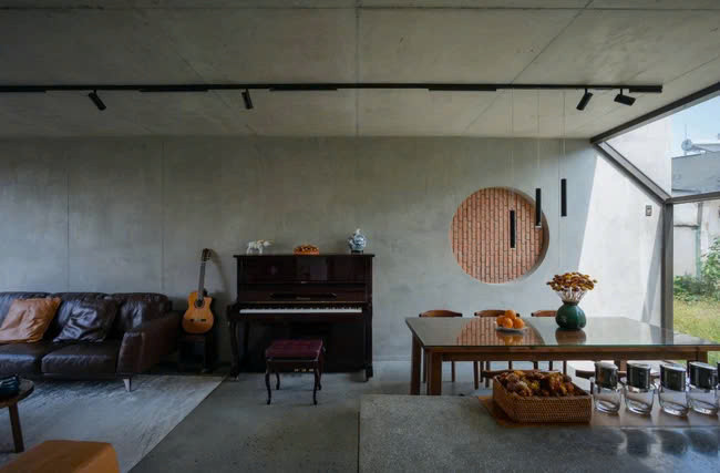 ZIP House nhận được nguồn ánh sáng tự nhiên dồi dào nhờ các khoảng kính lớn trước - sau nhà (nguồn: Archdaily, ảnh: Quang Trần)