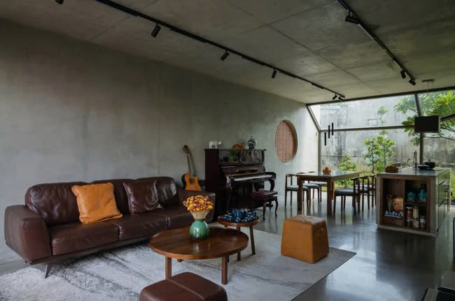 Phòng khách và bếp - ăn được phân chia bằng thảm trải sàn (nguồn: Archdaily, ảnh: Quang Trần)