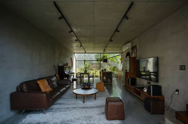 Nội thất đơn giản, tối màu mang lại sự ấm cúng cho không gian (nguồn: Archdaily, ảnh: Quang Trần)