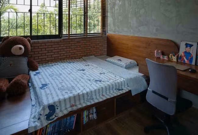 Phòng ngủ dành cho trẻ em có đầy đủ ánh sáng. Giường tích hợp làm kệ để sách (nguồn: Archdaily, ảnh: Quang Trần)