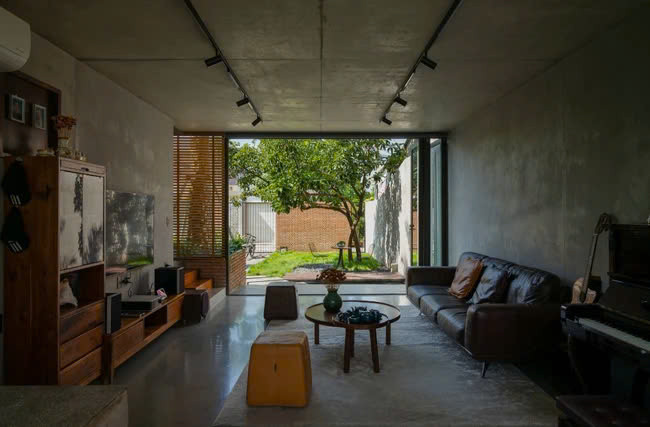 Tầm nhìn từ phòng khách ra sân vườn (nguồn: Archdaily, ảnh: Quang Trần)