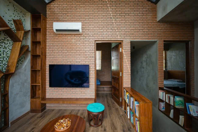 Khu vực sinh hoạt chung ở tầng 2 với hệ tường mộc gần gũi, thân quen, đúng như mong muốn của gia chủ (nguồn: Archdaily, ảnh: Quang Trần)