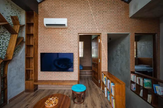 Khu vực sinh hoạt chung ở tầng 2 với hệ tường mộc gần gũi, thân quen, đúng như mong muốn của gia chủ (nguồn: Archdaily, ảnh: Quang Trần)