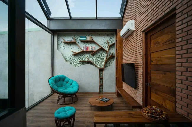 Nhà kính bên ngoài là nơi sinh hoạt chung của cả gia đình, nơi có thể cùng nhau ngắm sao mỗi tối (nguồn: Archdaily, ảnh: Quang Trần) Vật liệu chính được sử dụng là gạch thô và bê tông trần nhằm làm rõ sự mạch lạc của không gian và ánh sáng. ZIP House là tác phẩm của nhóm kiến trúc Zinstudio. Căn nhà được xây dựng trên mảnh đất 150 m2 tại thành phố Biên Hoà, tỉnh Đồng Nai. Ngôi nhà được thiết kế để sử dụng cho 1 gia đình 5 thành viên. Các không gian chức năng được thiết kế phù hợp với từng đặc điểm của mỗi thành viên, toát lên sự sạch sẽ, ấm cúng.