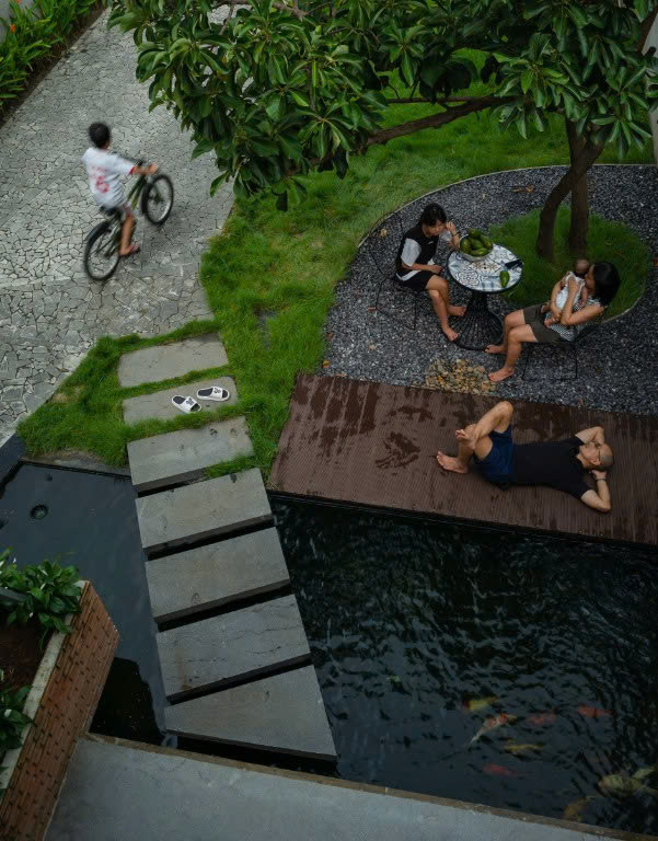 Dưới tán cây lớn, cạnh hồ nước mát lành, các thành viên cùng nhau trò chuyện, vui chơi, hòa mình cùng thiên nhiên (nguồn: Archdaily, ảnh: Quang Trần) ZIP House có tổng diện tích 160 m2, bao gồm 2 tầng với tất cả các chức năng được bố trí, sắp xếp gọn gàng và tối ưu nhất có thể. Tầng 1 là phòng khách, bếp, khu vực ăn uống gắn kết với sân vườn. Tầng 2 gồm 3 phòng ngủ, xung quanh là khu sinh hoạt chung nơi cả gia đình ngồi quây quần và ngắm bầu trời đêm qua mái kính. Thiết kế đơn giản nhưng “xoá nhoà” ranh giới giữa bên trong và bên ngoài nhờ những khoảng mở, những hệ cửa kính lớn…