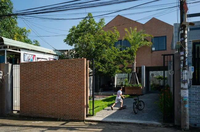 ZIP House nằm tại thành phố Biên Hoà, Đồng Nai, sở hữu vẻ ngoài mộc mạc và xanh mát. (nguồn: Archdaily, ảnh: Quang Trần)