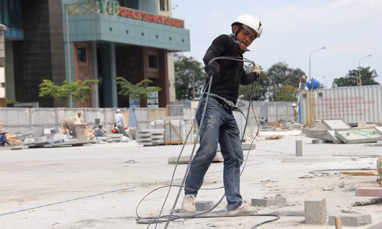 Công nhân đang kéo cáp ngầm trên đường Nguyễn Huệ.