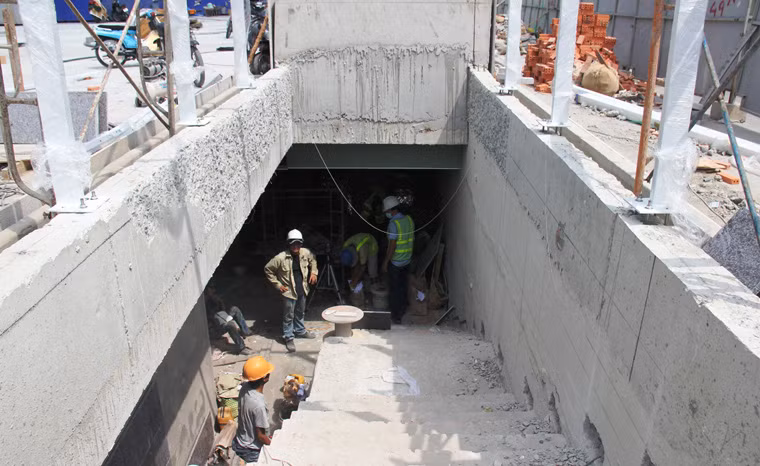 Trên tuyến đường có khu điều khiển trung tâm, nhà vệ sinh công cộng ngầm dưới lòng đất có diện tích gần 500m2 (nơi tích hợp các thiết bị điều khiển tự động, giám sát điều phối phố đi bộ).