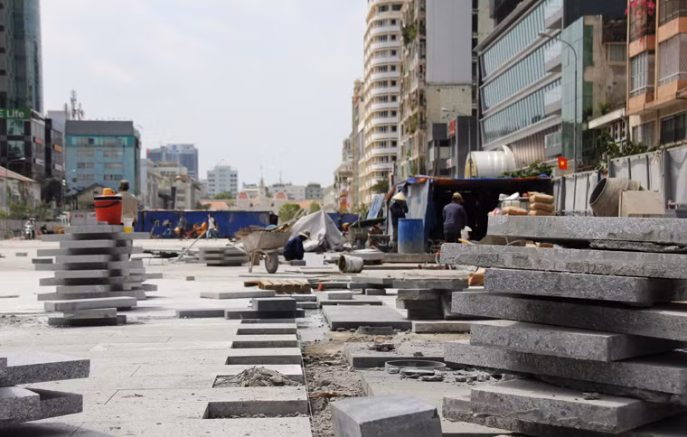 Giữa cái nắng chói chang trưa tháng 4, hàng trăm công nhân vẫn hối hả với công việc của mình...