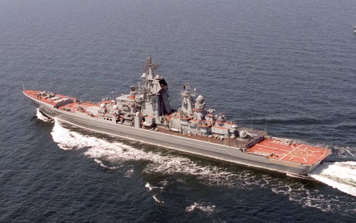 Mục đích chính khi thiết kế chiếc Kirov là chống tàu sân bay đối phương. Do đó "Peter Đại đế" được trang bị kho vũ khí đồ sộ với trọng tâm là 20 tên lửa chống hạm tầm xa P-700 Granit, có khả năng mang đầu đạn hạt nhân.