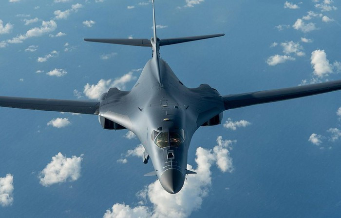 Tùy từng điều kiện hoạt động, cánh của B-1B Lancer có khả năng duỗi thẳng hoặc xếp chéo, giúp máy bay trở nên linh hoạt hơn trong tác chiến.