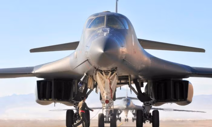 B-1B Lancer là phi cơ tàng hình cánh cụp cánh xòe, có khả năng di chuyển với tốc độ gần bằng vận tốc âm thanh ở độ cao dưới 1.000m. Những chiếc B-1B ra đời nhằm thay thế vai trò phi cơ ném bom chiến lược của pháo đài bay B-52.