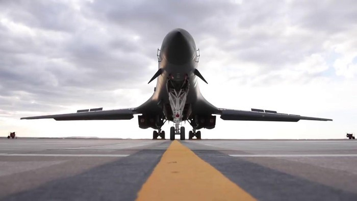 Theo tài khoản Twitter chuyên theo dõi hoạt động hàng không Aircraft Spots, hai máy bay ném bom B-1B Lancer của không quân Mỹ rời Căn cứ Không quân Andersen ở Guam vào 17-11 và tiến vào ADIZ Trung Quốc đơn phương xác lập trên biển Hoa Đông.