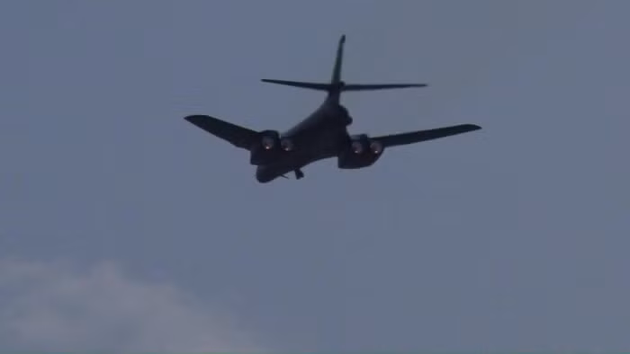 Những chiếc máy bay hạng nặng như vậy không được dùng trong các nhiệm vụ do thám. Vì vậy, điều này cho thấy Mỹ đang gửi một cảnh báo tới Trung Quốc, South China Morning Post nhận định.