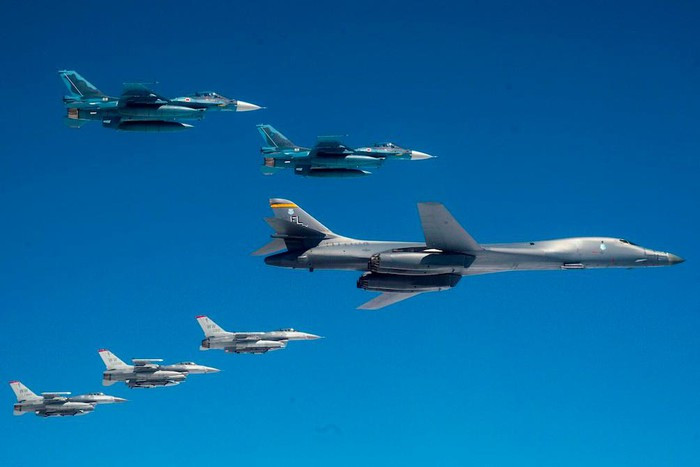 B-1B Lancer hiện là chiếc máy bay có tải trọng bom đạn lớn nhất thế giới, chúng có thể mang 84 bom Mk-82, 24 bom thông minh GBU-31 JDAM, 48 bom thông minh GBU-38 JDAM, 12 bom lượn AGM-154 JSOW (còn gọi là vũ khí tấn công ngoài tầm phòng không điểm), hoặc 24 tên lửa AGM-158 JASSM tầm bắn 370km. Tổng tải trọng vũ khí của B-1B lên đến 57 tấn.