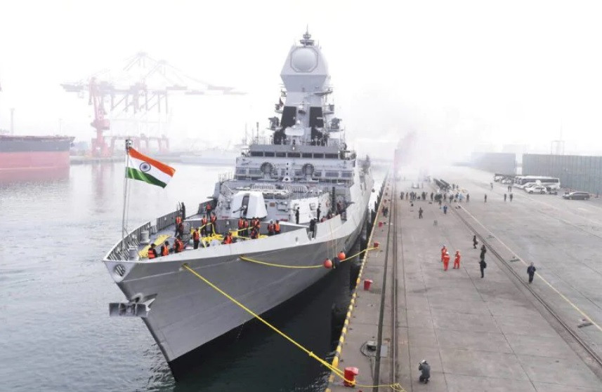 7. Hải quân Ấn Độ. Hải quân Ấn Độ đứng thứ 7 trong số các lực lượng hải quân hàng đầu thế giới với sức mạnh hàng đầu Nam Á : 1 tàu sân bay, 1 tàu tấn công đổ bộ, 19 tàu đổ bộ, 8 tàu khu trục, 24 tàu hộ tống, 12 khinh hạm, 32 tàu tuần tra, 8 tàu quét mìn, 14 tàu ngầm tấn công, 1 tàu ngầm tên lửa. Tuần dương hạm là loại tàu chiến duy nhất mà Ấn Độ không sở hữu. Hải quân Ấn Độ có tổng cộng 155 Tàu chiến và 67.000 quân nhân Hải quân đang phục vụ. Ảnh: Nhóm tàu sân bay INS Vikramaditya R33 của Hải quân Ấn Độ.