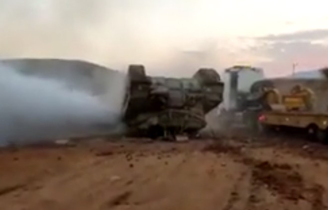 Hệ thống phòng cháy trên xe tăng hoạt động ngay sau sự cố, trong khi động cơ vẫn không ngừng gào rú.