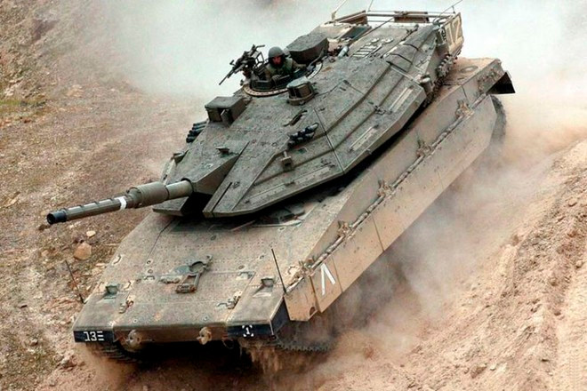 Những chiếc tăng Merkava Mk-4 được trang bị pháo 120mm, bắn được tất cả các loại đạn của NATO trong đó có đạn xuyên thoát vỏ có cánh ổn định APFSDS, đạn nổ lõm chống tăng đa năng HEAT-MP, pháo tăng còn có thể phóng tên lửa chống tăng nổi tiếng LAHAT qua nòng.