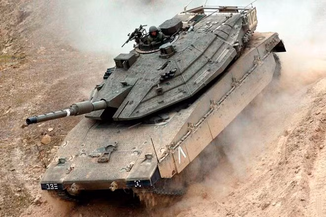 Những chiếc tăng Merkava Mk-4 được trang bị pháo 120mm, bắn được tất cả các loại đạn của NATO trong đó có đạn xuyên thoát vỏ có cánh ổn định APFSDS, đạn nổ lõm chống tăng đa năng HEAT-MP, pháo tăng còn có thể phóng tên lửa chống tăng nổi tiếng LAHAT qua nòng.