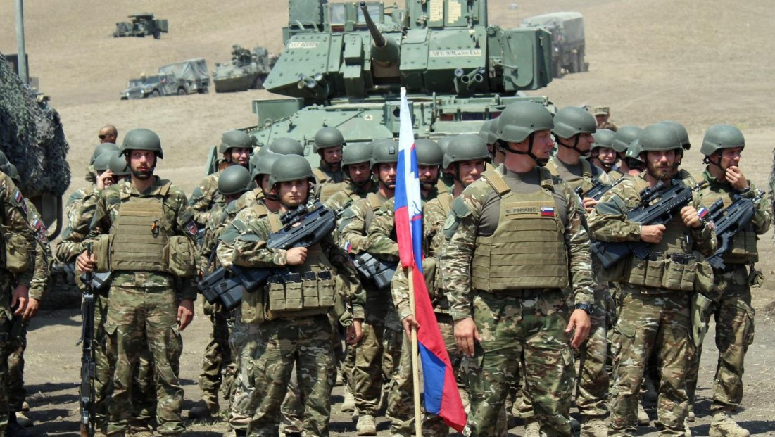 Thứ hai, người Armenia đang chạy trốn khỏi Karabakh. Không chỉ từ các vùng lãnh thổ thuộc quyền kiểm soát của Azerbaijan, mà cả những vùng chưa có người ở. Những người tị nạn đốt nhà của họ, nghĩa là họ không hy vọng sẽ trở lại.