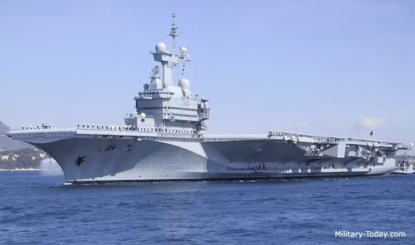  6. Hải quân Pháp. Lực lượng Hải quân Pháp là một trong những lực lượng lượng hải quân lâu đời nhất và đang giữ vị trí thứ 6 với : 1 tàu sân bay, 3 tàu tấn công đổ bộ, 2 tàu đổ bộ, 4 tàu khu trục, 15 tàu tuần tra, 19 khinh hạm, 18 tàu quét mìn, 6 tàu ngầm tấn công, 4 tàu ngầm tên lửa... Tổng cộng, Hải quân Pháp có 72 tàu chiến và 44.000 binh sĩ. Ảnh: Tàu sân bay Charles De Gaulle của Hải quân Pháp.