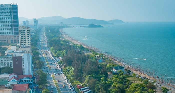 Bien Cua Lo hut khach dip le