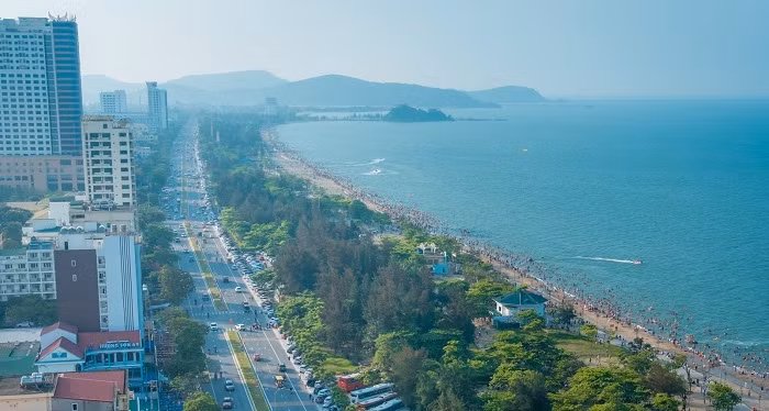 Cửa Lò cách trung tâm thành phố Vinh khoảng 15km về phía Đông và cách Hà Nội gần 300km. Cửa Lò sở hữu bãi biển dài 10km với bờ cát trắng mịn màng và phong cảnh thiên nhiên tuyệt đẹp. Nơi đây được xem là một trong những bãi biển đẹp nhất khu vực Bắc Trung Bộ.