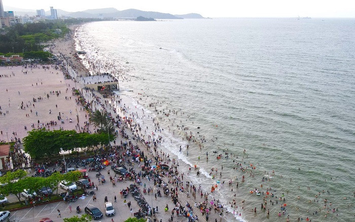 Những năm gần đây, cơ sở hạ tầng ở Cửa Lò ngày càng đồng bộ, hoàn thiện. Hiện có hơn 300 khách sạn, cơ sở lưu trú với khoảng 11.000 phòng, đáp ứng cho hơn 30.000 lượt du khách lưu trú mỗi ngày.