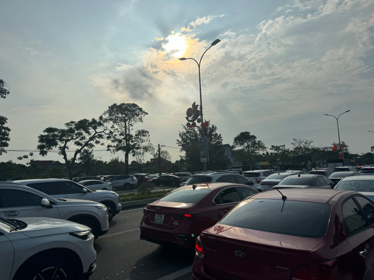 Các tuyến đường dẫn về Cửa Lò đều chật cứng xe cộ, dòng người và phương tiện đổ về phố biển Cửa Lò; trong đó, tuyến Đại lộ Vinh - Cửa Lò lượng phương tiện lưu thông tăng đột biến, các dòng xe nối đuôi nhau hàng dài cả tuyến đường.