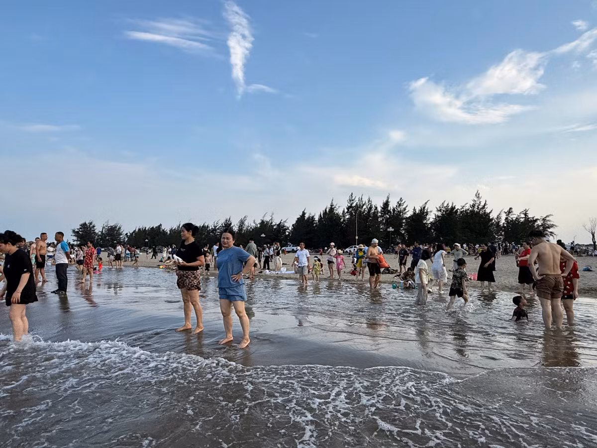 Theo bà Trần Thị Cẩm Tú - Phó Chủ tịch UBND TP Vinh: "Chúng tôi tổ chức đa dạng các hoạt động văn hóa, thể dục thể thao xuyên suốt cả năm du lịch để thu hút du khách. Cùng với đó chú trọng công tác cứu hộ, cứu nạn, gìn giữ cảnh quan môi trường biển và giám sát việc niêm yết giá cả; tích cực tuyên truyền các hộ buôn bán, kinh doanh phục vụ du khách chấp hành nghiêm việc đảm bảo vệ sinh an toàn thực phẩm và xây dựng hình ảnh người dân Cửa Lò thân thiện, mến khách”.