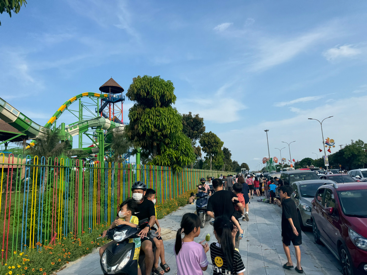 Theo một số chủ khách sạn, kể từ ngày khai mạc Lễ hội Du lịch Cửa Lò (19/4) đến nay, lượng khách đặt phòng tăng theo từng ngày; giá phòng giao động từ 500.000 đồng đến 3 triệu đồng.