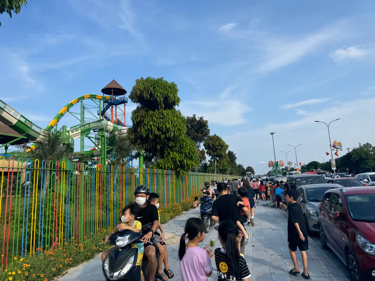 Theo một số chủ khách sạn, kể từ ngày khai mạc Lễ hội Du lịch Cửa Lò (19/4) đến nay, lượng khách đặt phòng tăng theo từng ngày; giá phòng giao động từ 500.000 đồng đến 3 triệu đồng.