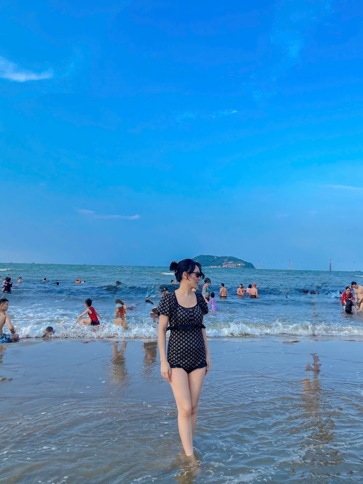 Biển Cửa Lò với vẻ đẹp nên thơ thu hút các bạn trẻ chụp hình.