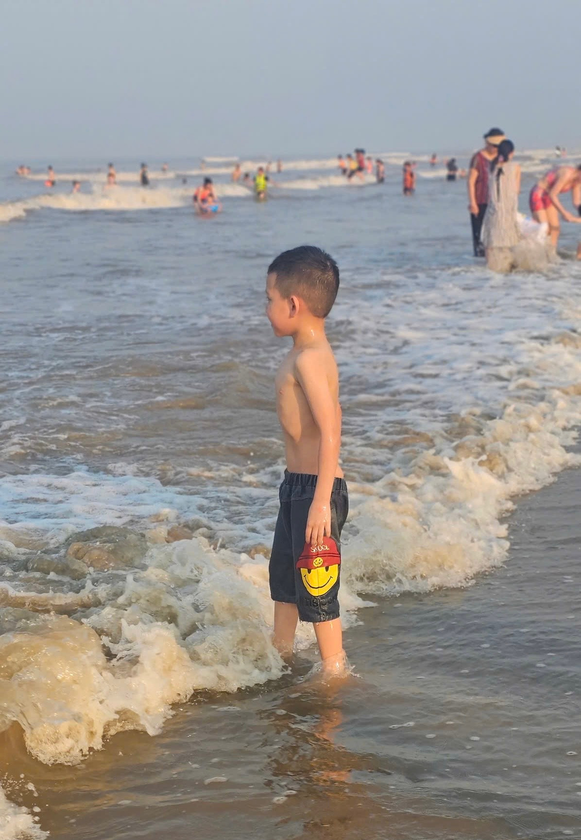 Các bạn nhỏ rất thích thú khi được tắm và chơi đùa trên bãi biển Cửa Lò.