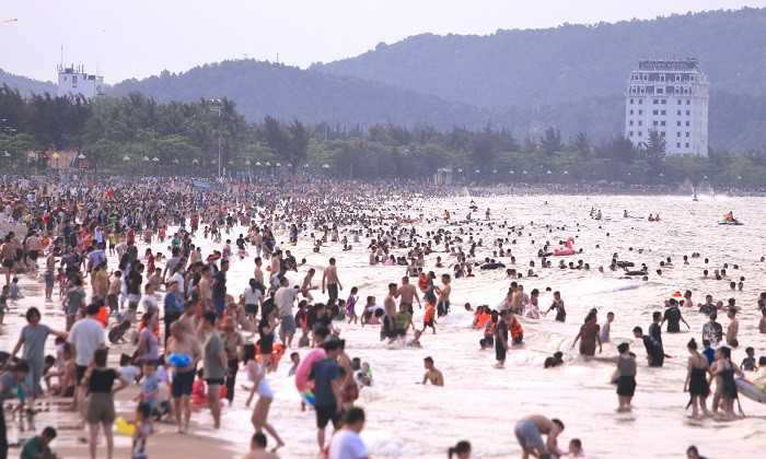 Bien Cua Lo hut khach dip le-Hinh-2