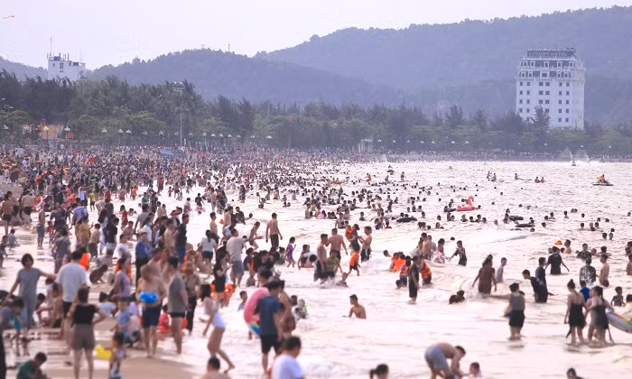 Kỳ nghỉ Lễ 30/4 và 1/5 đúng vào đợt nắng nóng, hàng vạn du khách gần xa đã và đang nườm nượp đổ về biển Cửa Lò (Nghệ An), để giải nhiệt, vui chơi, nghỉ dưỡng và thưởng thức hải sản tươi ngon.