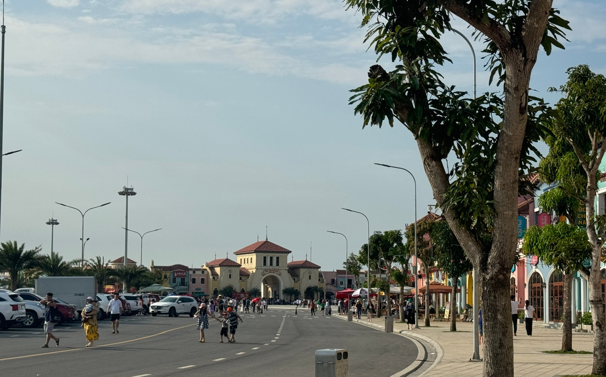 Dịp lễ này, tại VinWonders Cửa Hội - tổ hợp giải trí lớn nhất Bắc Trung Bộ, cũng tổ chức bắn pháo hoa nên lượng khách đang đổ về càng lúc càng đông. 