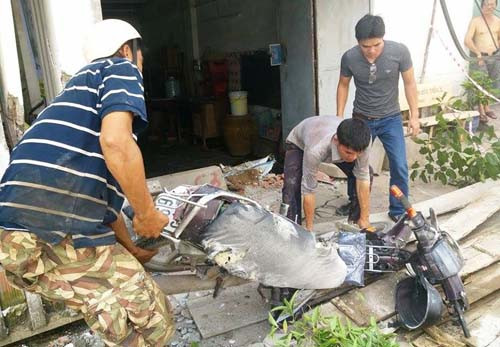 Một trong những chiếc xe máy bị biến dạng sau sự cố.