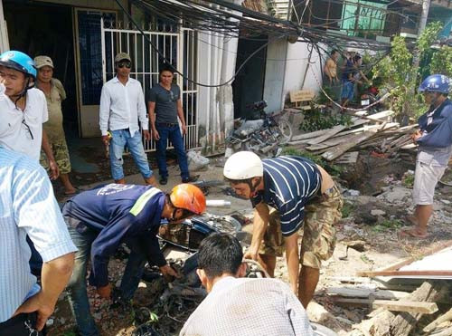 Chiều 9/11, người dân thu dọn hiện trường vụ nhiều khối bê tông công trình xây cầu rơi xuống đường. Chiều 9/11, người dân thu dọn hiện trường vụ nhiều khối bê tông công trình xây cầu rơi xuống đường.