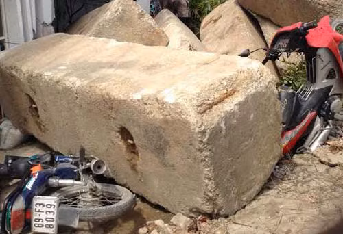 Tảng bê tông đè bẹp xe máy.