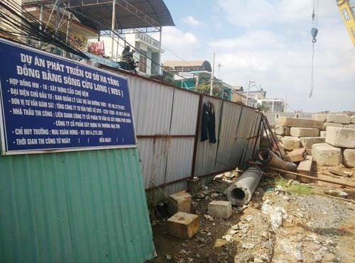 Các khối bê tông nặng hàng trăm tấn của công trình xây dựng cầu chợ Đệm.