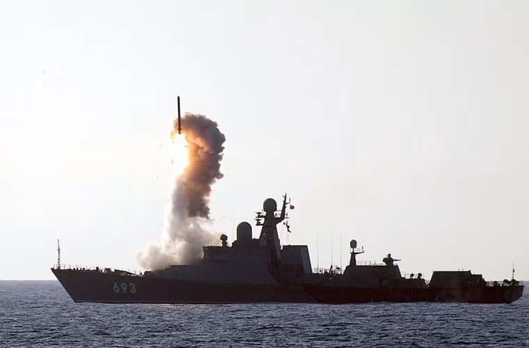 Cũng chính từ bệ phóng UKSK này ngày 7/10, Gepard Dagestan đã phóng nhiều quả tên lửa hành trình 3M-14T vượt 1.500km không kích phiến quân IS.