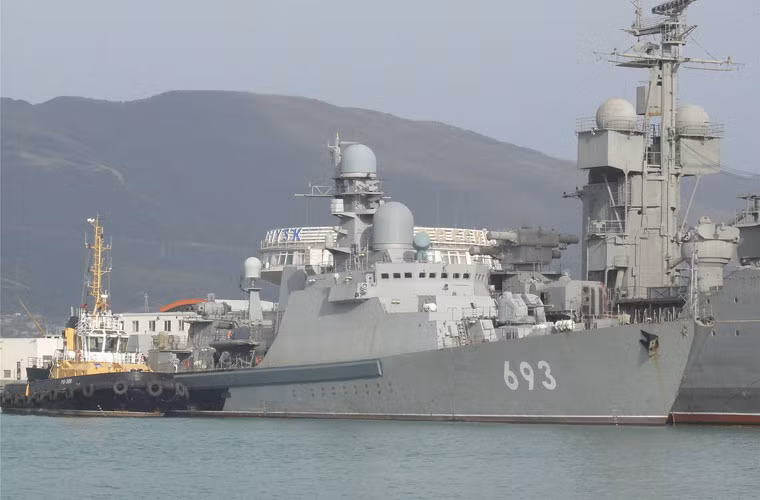  Tàu chiến Gepard không kích phiến quân IS cơ bản thì có lượng giãn nước tương đương với Gepard 3.9 xuất khẩu cho Việt Nam (1.900/2.100 tấn), dài hơn 100m. Điểm khác nằm ở hình dạng thân tàu cũng như hệ thống vũ khí. Nhìn chung thì Dagestan không được kết cấu tăng khả năng tàng hình mà chủ yếu tập trung cho hệ thống vũ khí. Vì vốn dĩ, ở biển Caspian thì “đối thủ” của nước Nga gần như là không có.