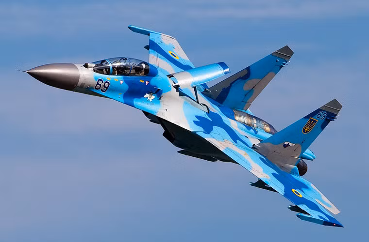 Chiếc Su-27 mà Tổng thống Petro Poroshenko lái thực ra là phiên bản huấn luyện 2 chỗ ngồi Su-27UB. Ông Poroshenko ngồi ở vị trí ghế lái giáo viên bay, cả hai ghế trong buồng lái đều có thể điều khiển được máy bay. Không rõ, ông Poroshenko trực tiếp điều khiển máy bay hay chỉ “ngồi không” để phi công ngồi trước lái.
